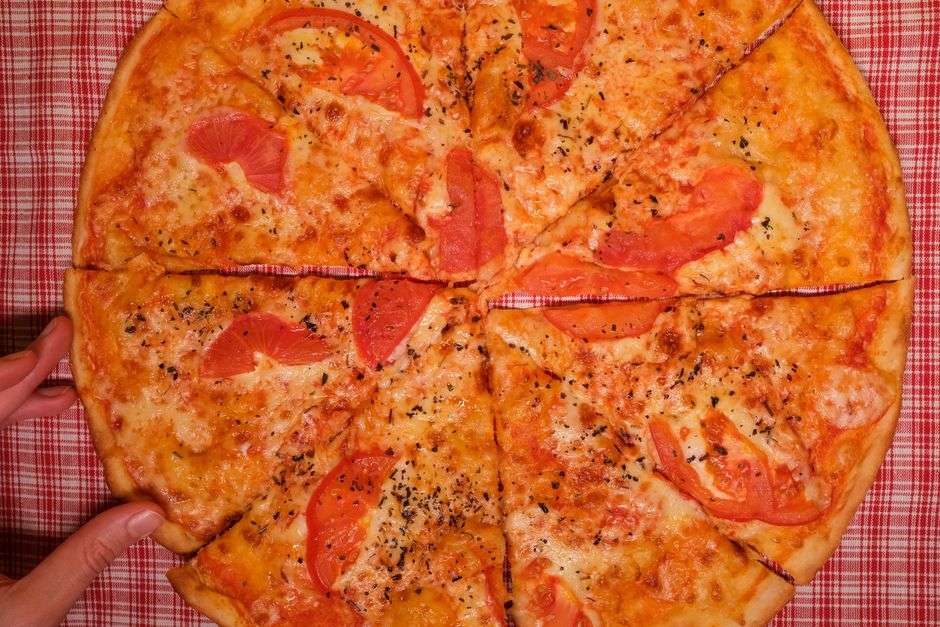 Pizza Caseira Simples Fácil e Delicioso (Receita Completa)